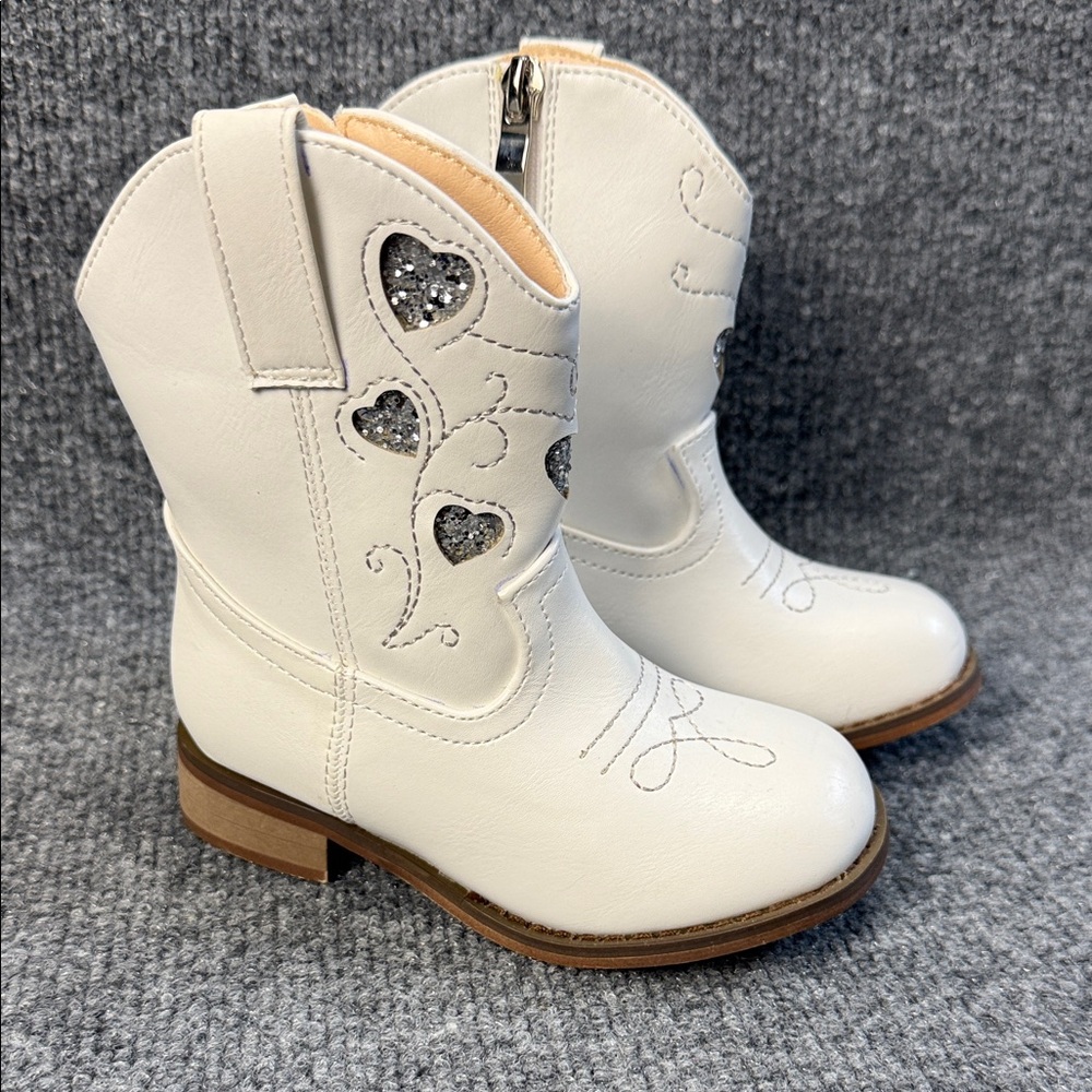 Girls White Western Boots with Silver Heart Accent Boots Child’s Size 7